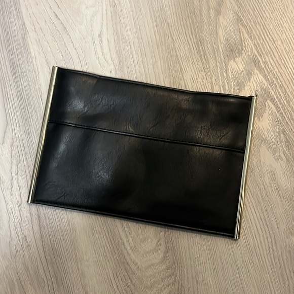 Clutch - Picture 2 of 3